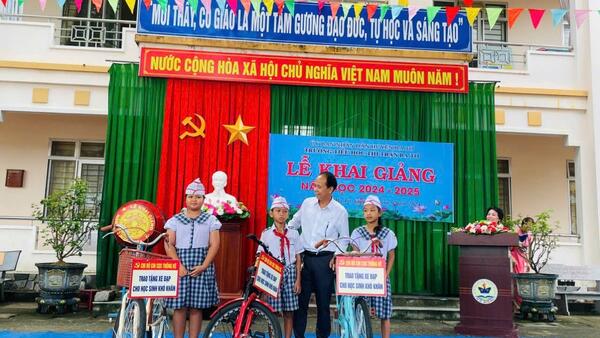 Chi bộ Chi cục Thống kê Ba Tơ trao quà và hỗ trợ chi phí học tập cho học sinh có hoàn cảnh khó khăn của Trường Tiểu học thị trấn Ba Tơ nhân dịp khai giảng năm học mới 2024 - 2025