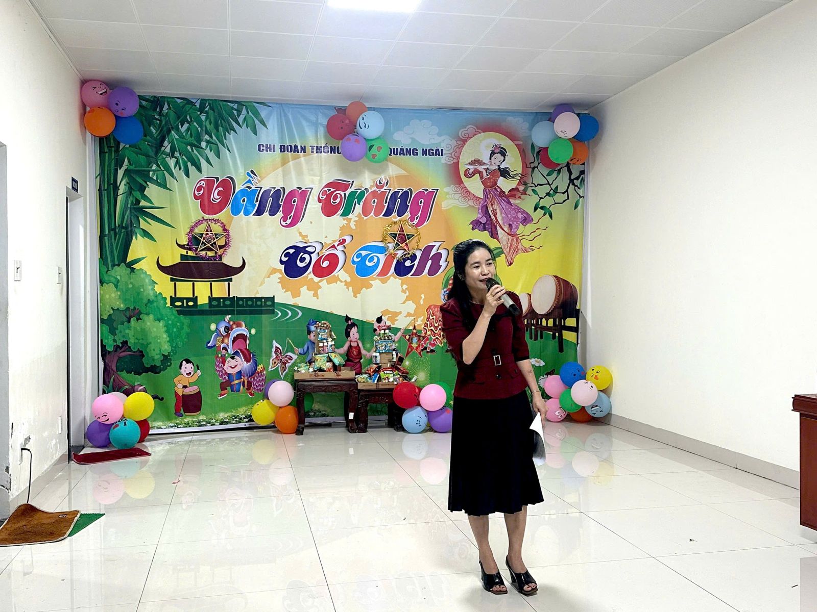 Cô Trần Thị Thanh Thương - Phó trưởng Thống kê tỉnh phát biểu chúc mừng các cháu thiếu nhi nhân dịp Tết Trung thu
