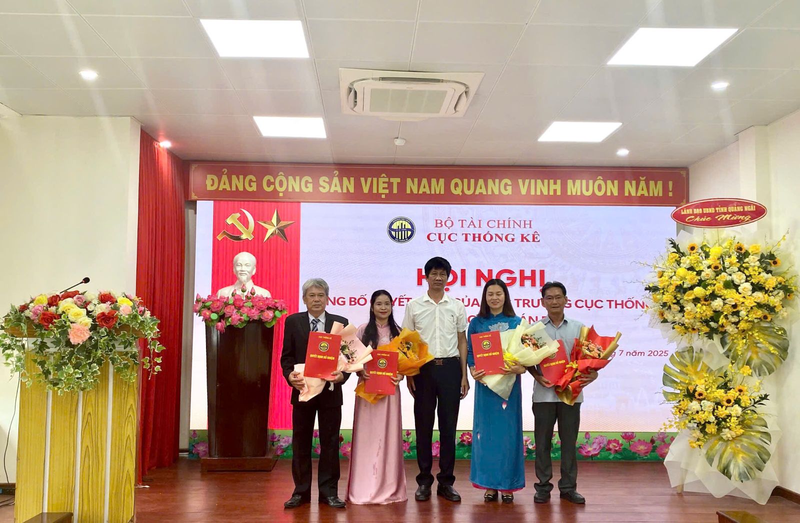 Đồng chí Nguyễn Thanh Dương- Phó Cục trưởng Cục Thống kê trao Quyết định cho Trưởng Thống kê và các Phó Trưởng Thống kê