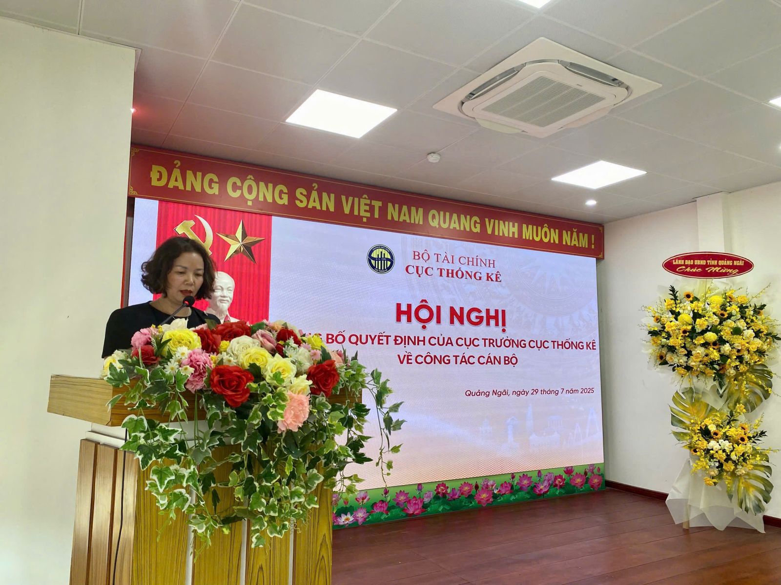 Đồng chí Phan Thị Ngọc - Phó Trưởng ban Ban Tổ chức cán bộ công bố các Quyết định của Cục trưởng Cục Thống kê