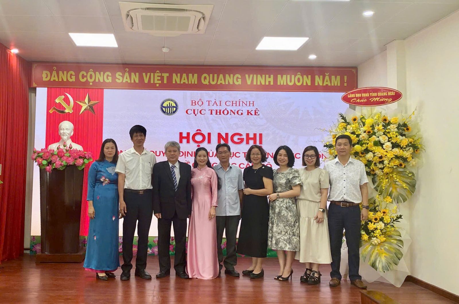 Lãnh đạo Thống kê tỉnh chụp hình lưu niệm cùng Đoàn công tác Cục Thống kê