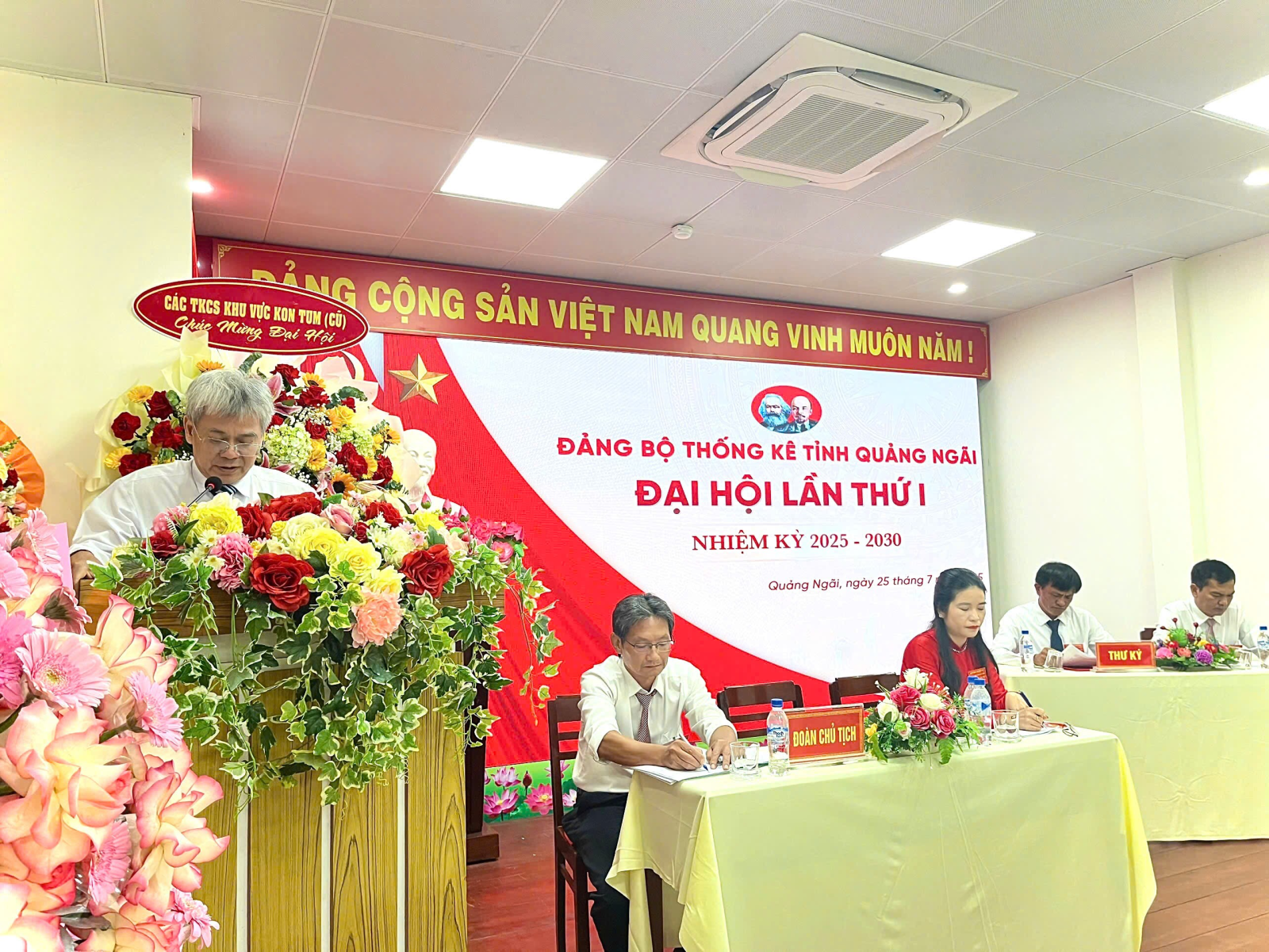Đồng chí Võ Thành Nhân – Bí thư Đảng ủy, Trưởng Thống kê tỉnh  phát biểu khai mạc Đại hội