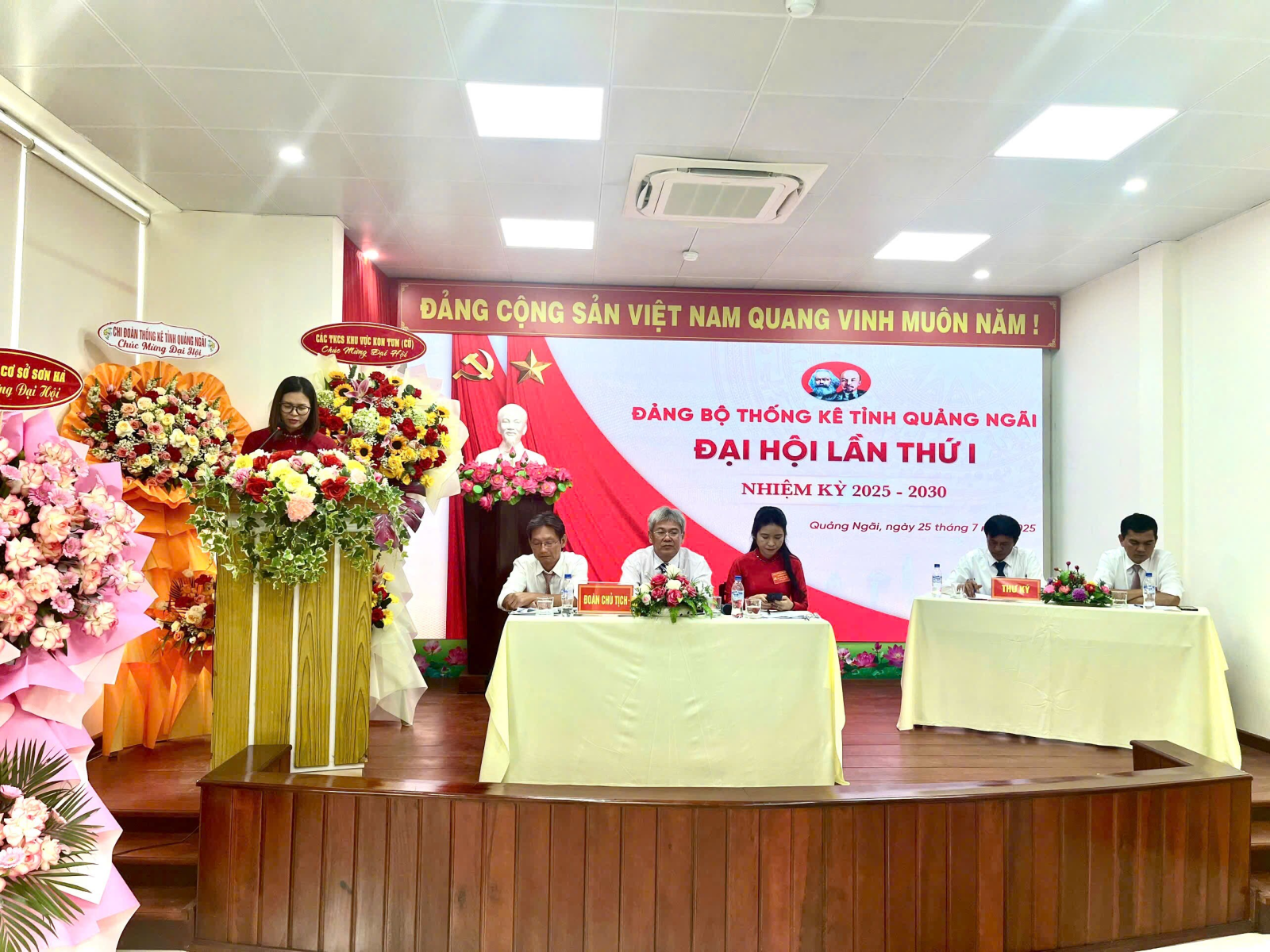 Đồng chí Đỗ Thị Hoàng Dung - Phó trưởng Thống kê tỉnh báo cáo tham luận tại Đại hội