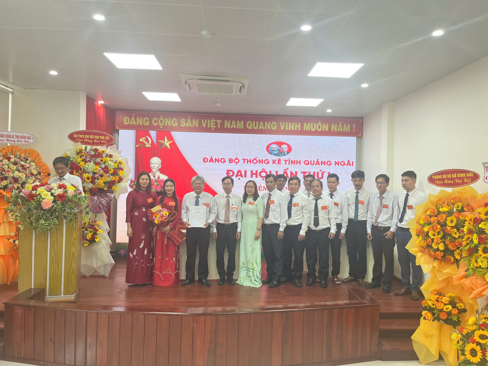 Các đồng chí trong Ban Chấp hành Đảng bộ Thống kê tỉnh Quảng Ngãi khóa mới ra mắt tại Đại hội