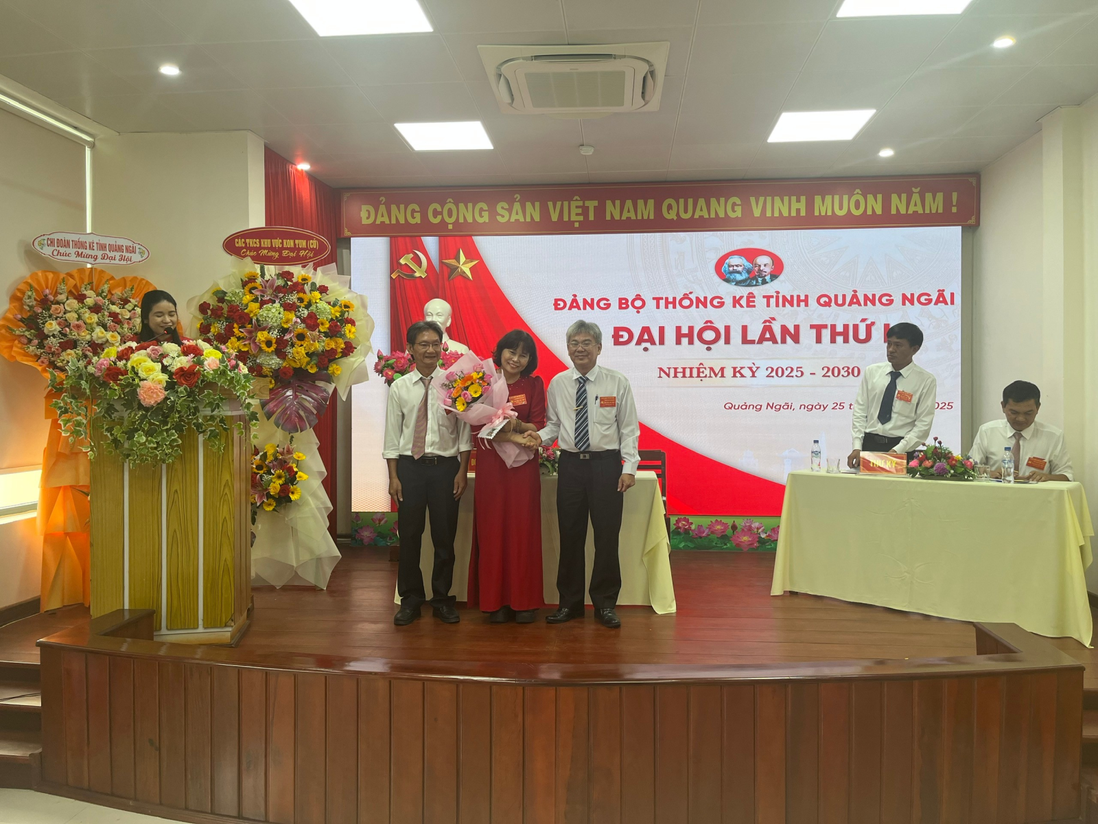 Tặng hoa và quà cho đồng chí Lê Thị Nga không tham gia Ban Chấp hành nhiệm kỳ 2025 - 2030